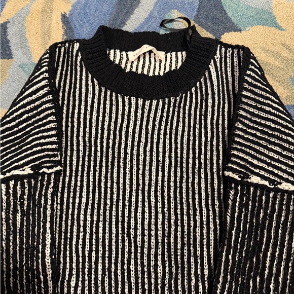 New In Two Tone Sweater size medium - Picture 3 of 6